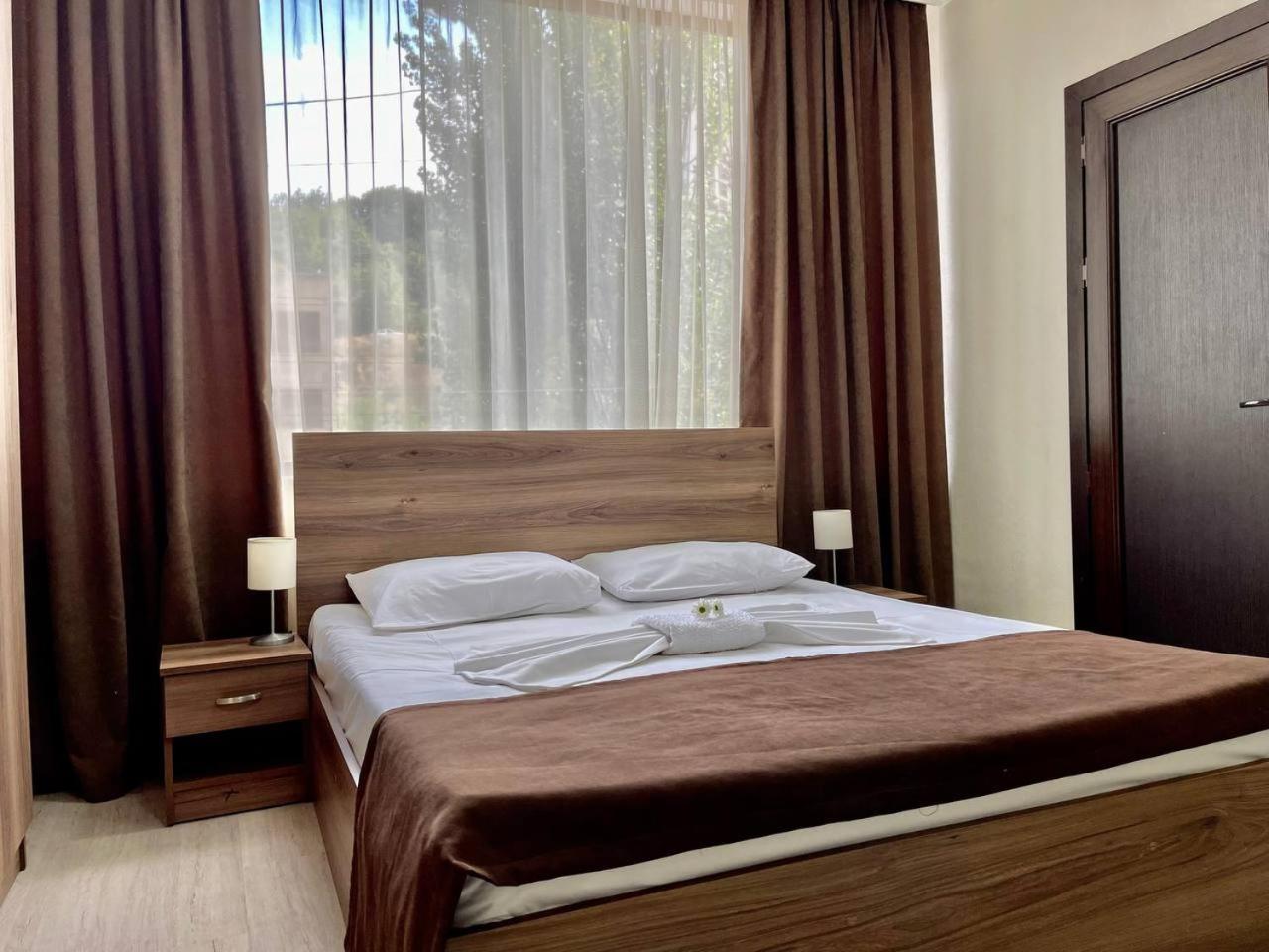 Merien Hotel 耶烈万 外观 照片